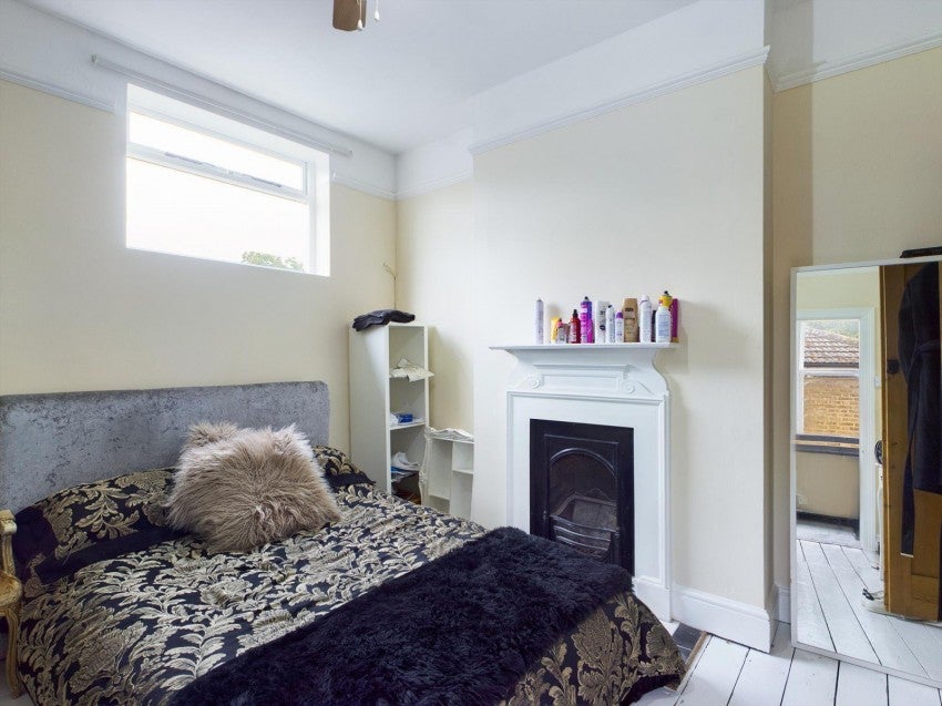 Flat Shepperton Road in Borough of Spelthorne