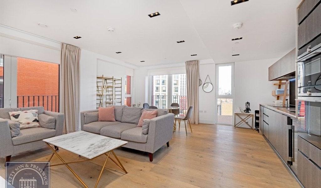 Flat Miles Street in Greater London