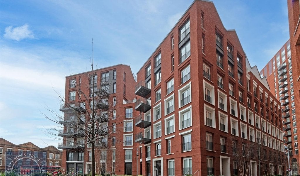 Flat Miles Street in Greater London