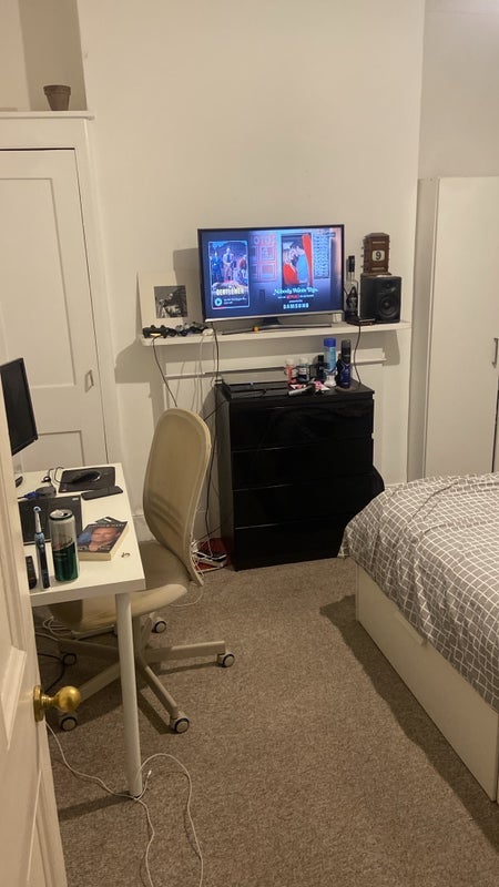 Room Ferndale Road in Greater London