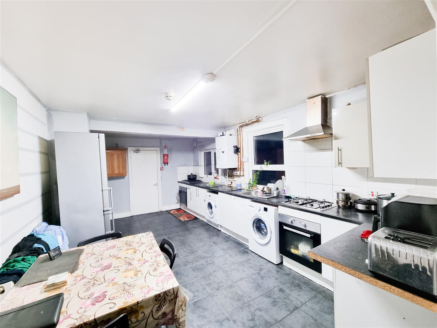 Room Cameron Road in Greater London