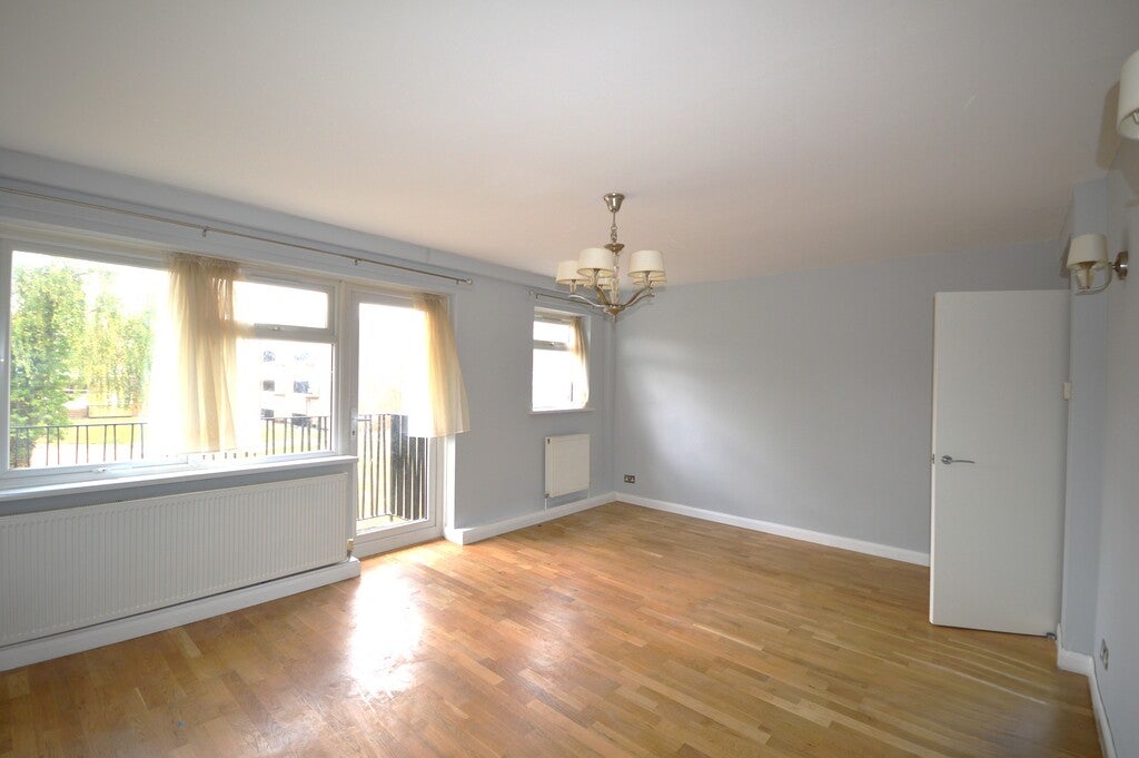 Flat Barnhill Road in Greater London