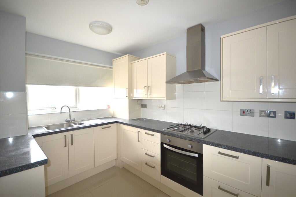 Flat Barnhill Road in Greater London