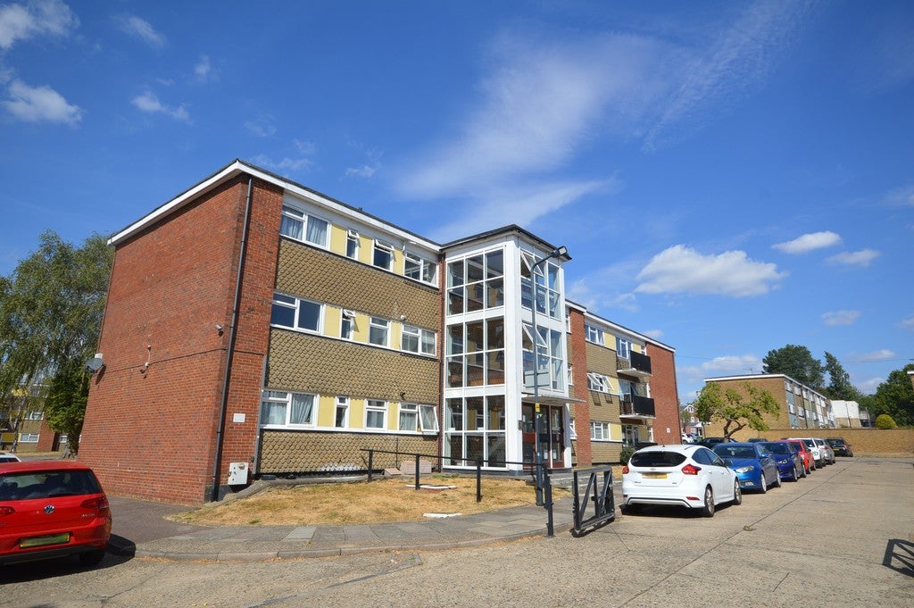 Flat Barnhill Road in Greater London