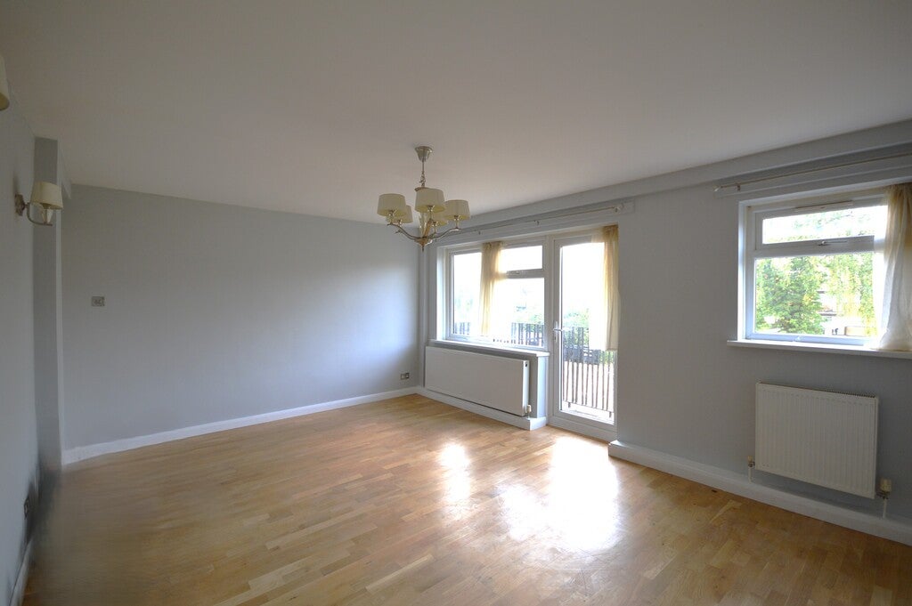 Flat Barnhill Road in Greater London