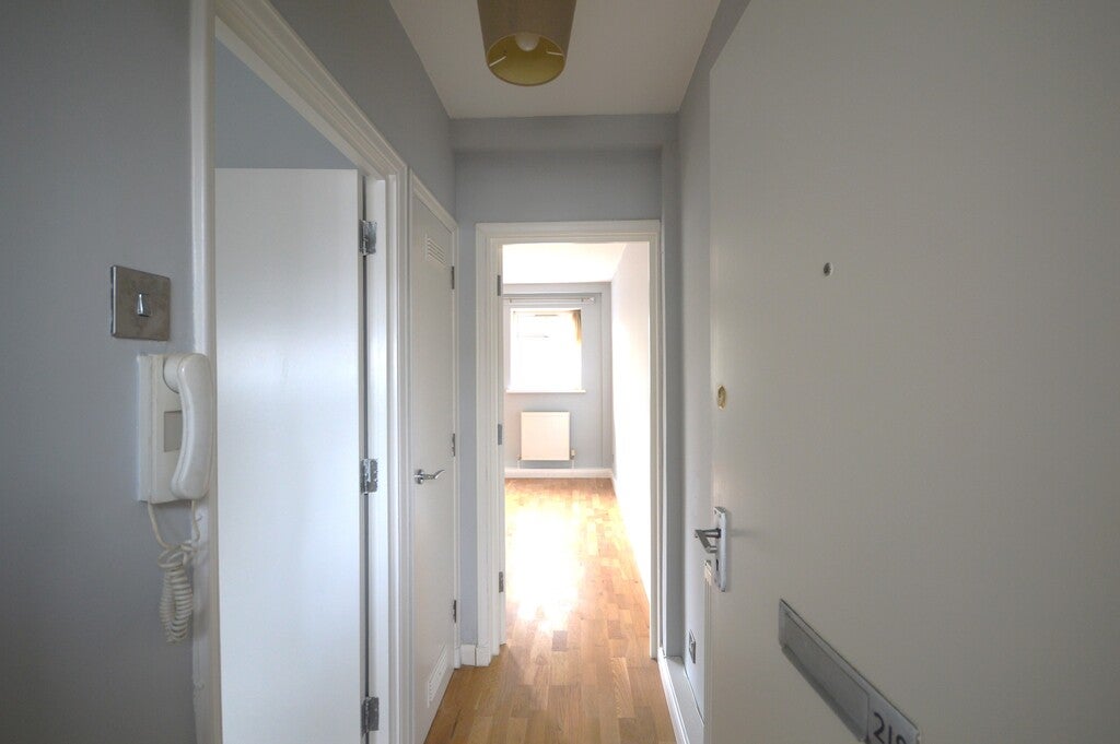 Flat Barnhill Road in Greater London