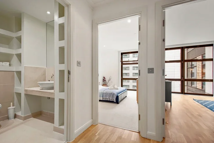 Flat South Quay Square in Greater London