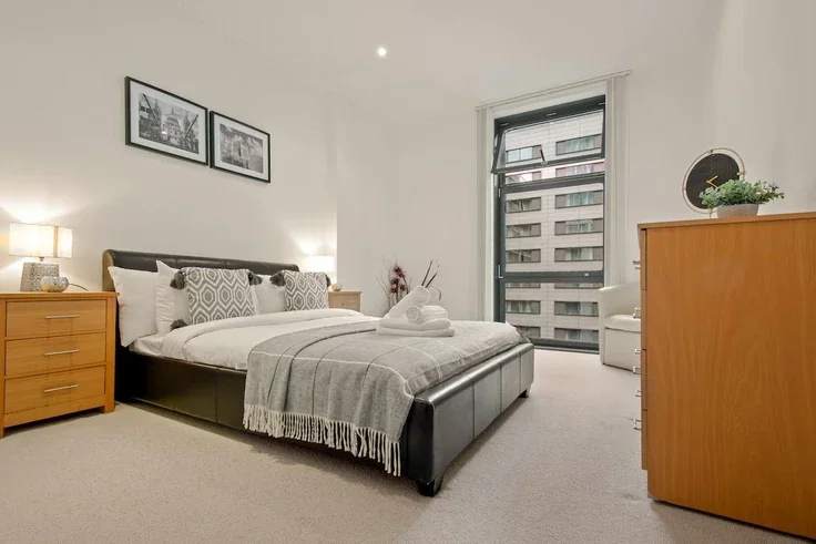 Flat South Quay Square in Greater London