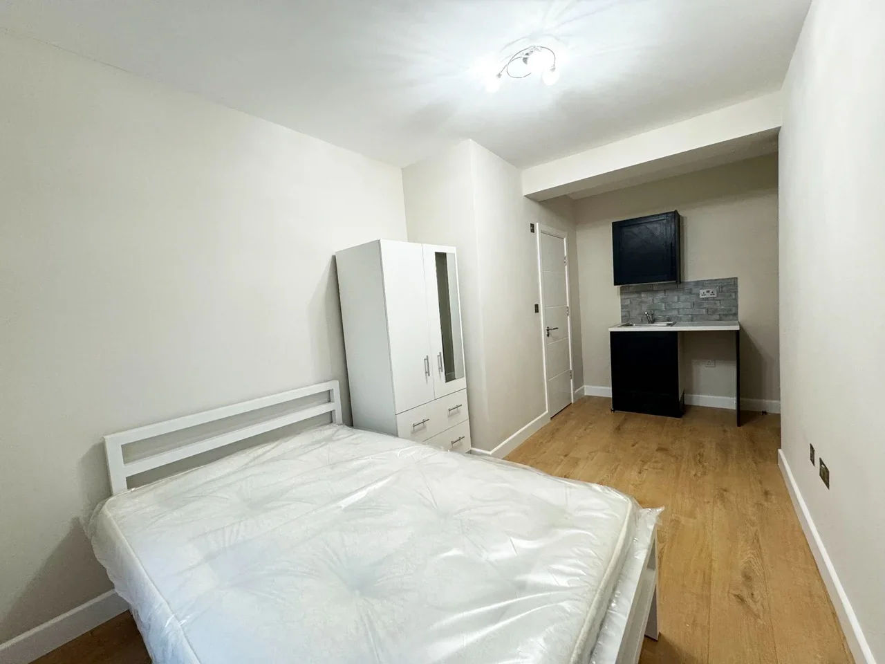 Flat Shelson Avenue in Greater London