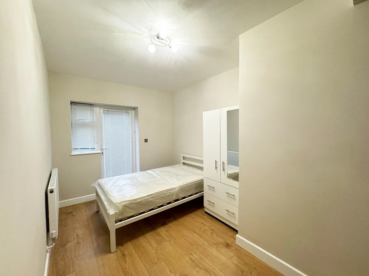 Flat Shelson Avenue in Greater London