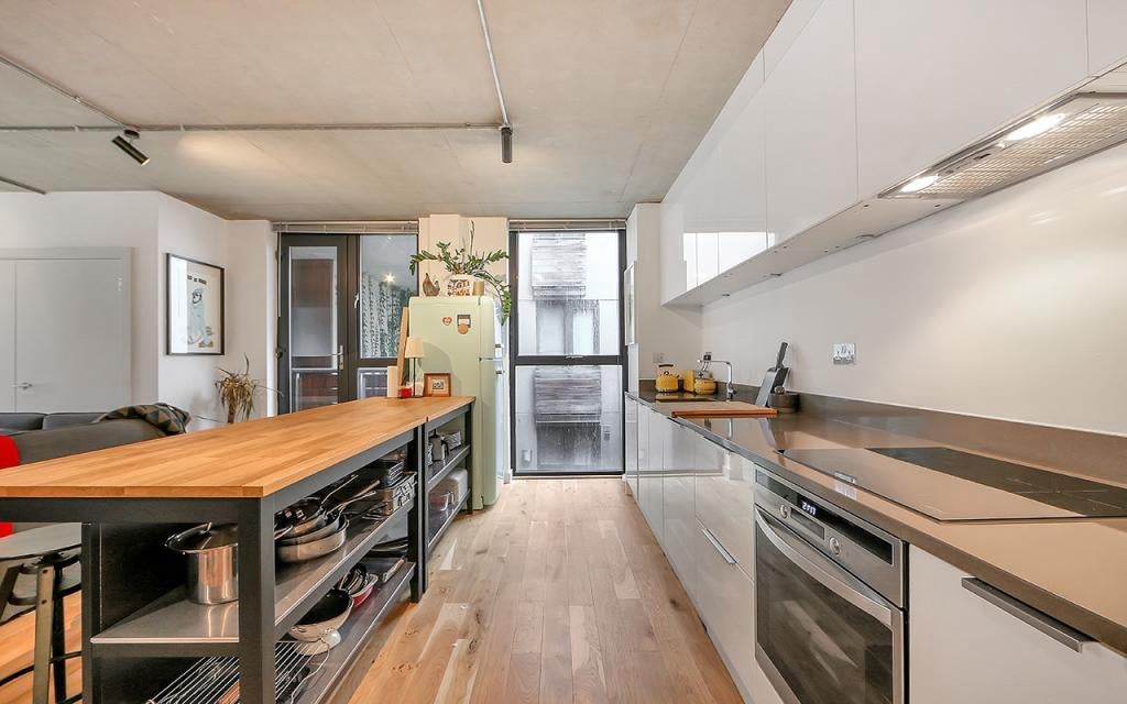 Flat Kingsland Road in Greater London