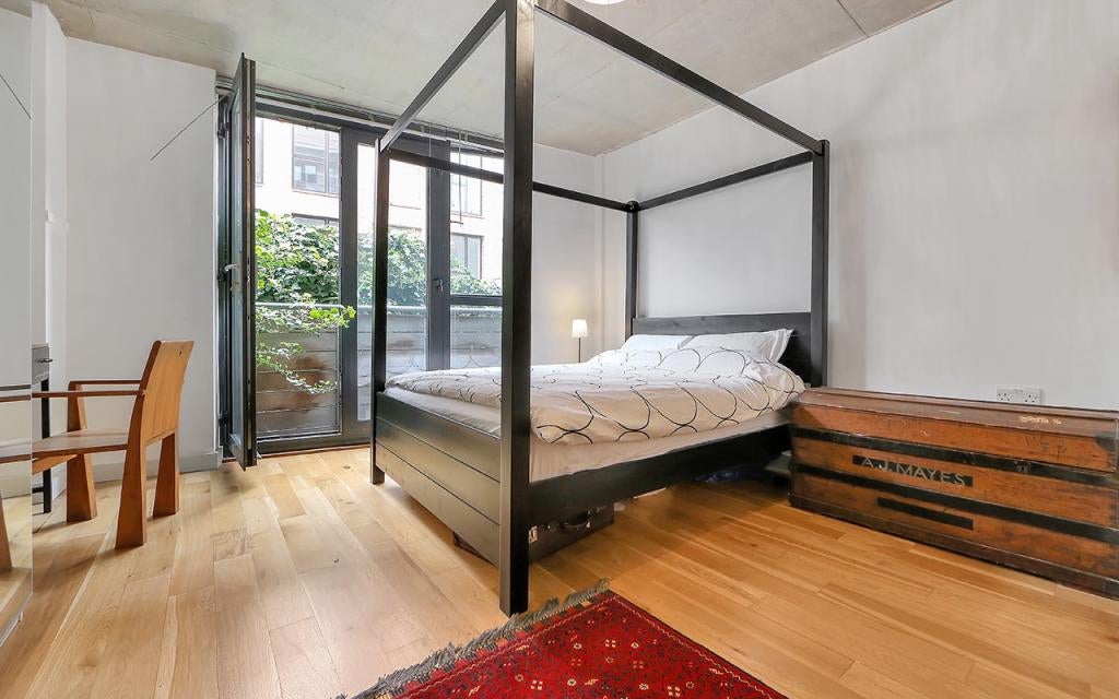 Flat Kingsland Road in Greater London