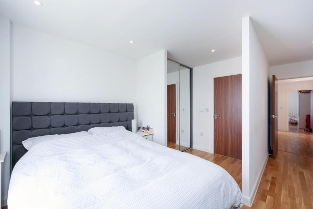 Flat Jamestown Road in Greater London