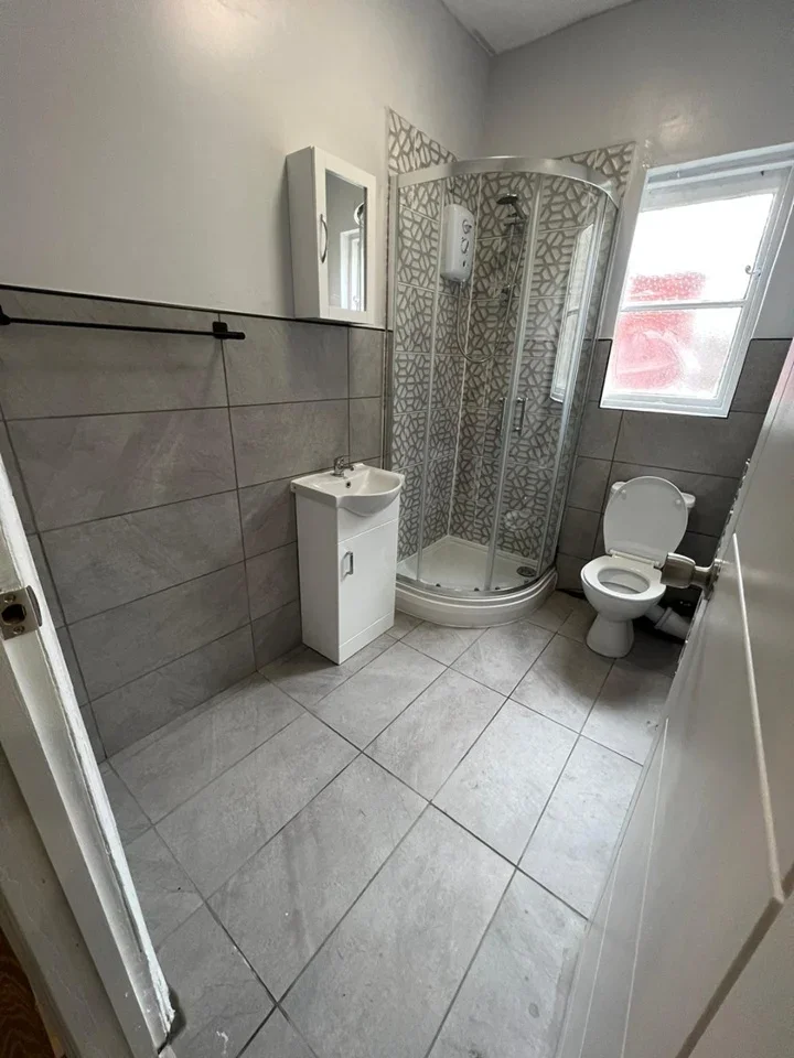Room Sylvan Avenue in Greater London