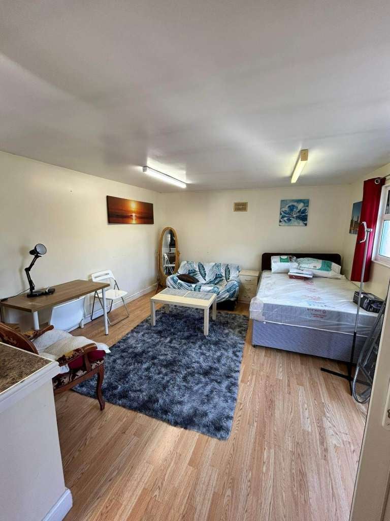 Flat Uppingham Avenue in Greater London