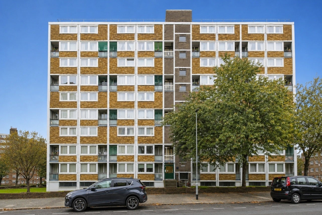 Flat Rectory Place in Greater London