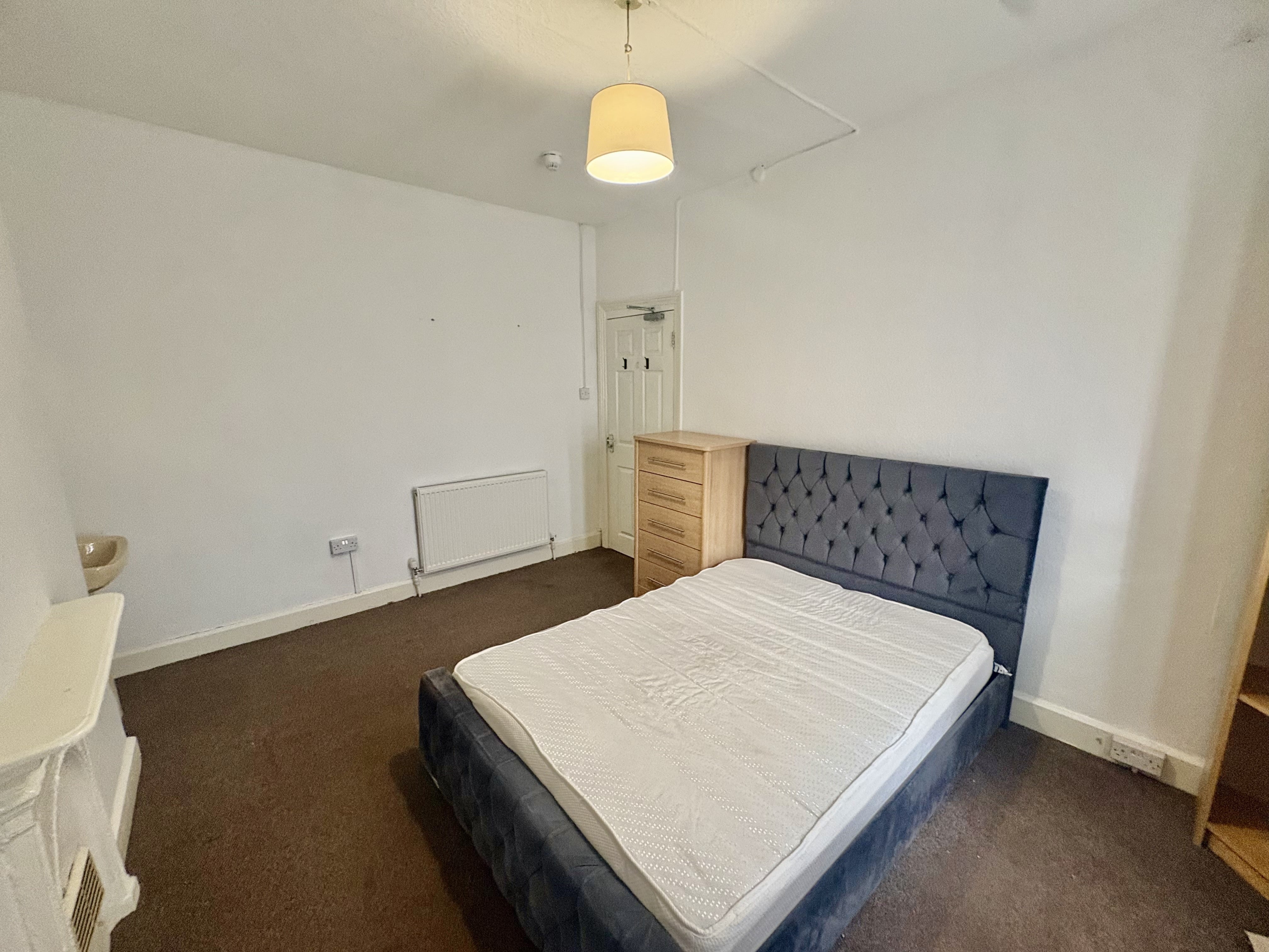 Room Woodborough Road in Nottingham