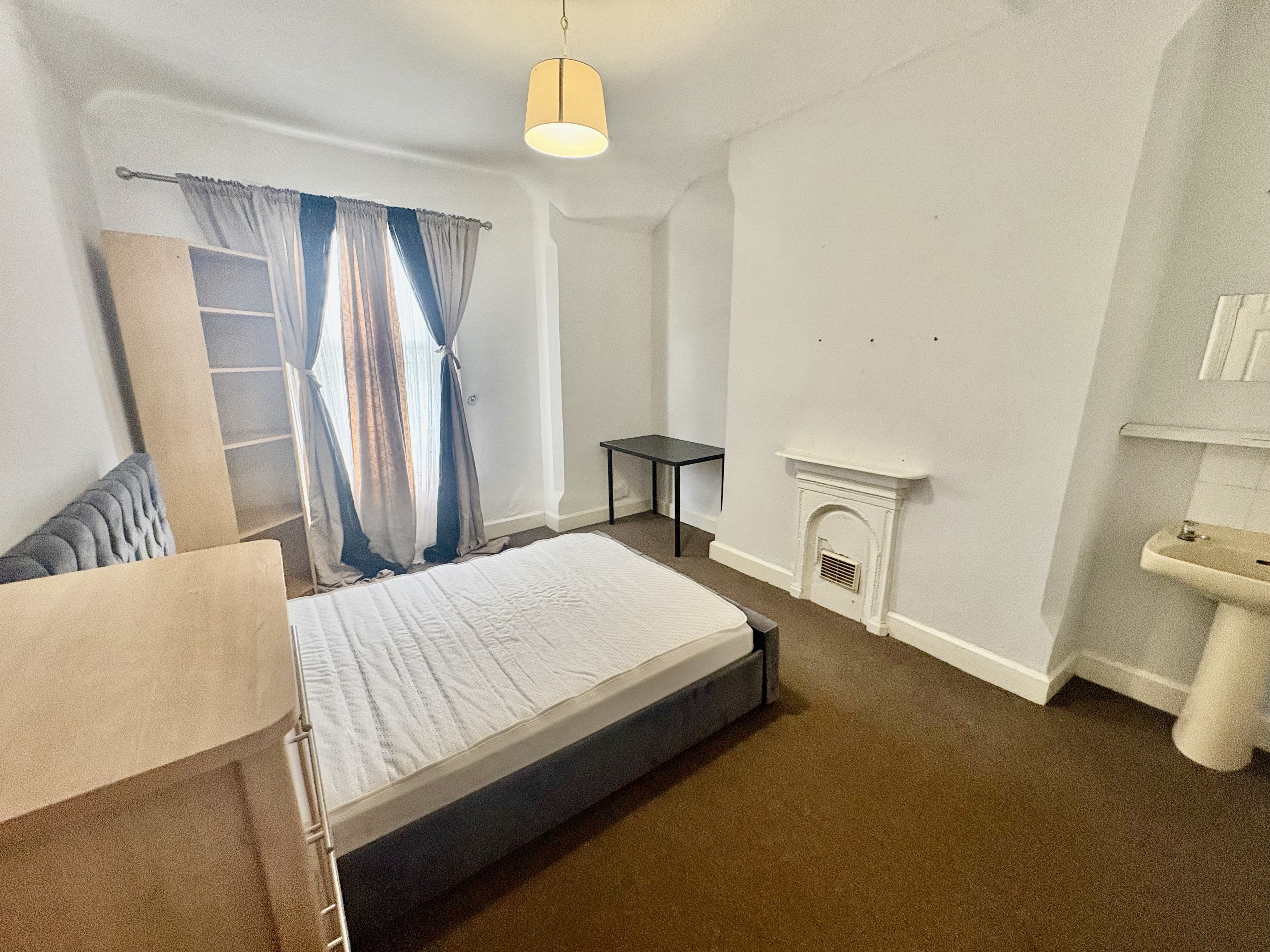 Room Woodborough Road in Nottingham