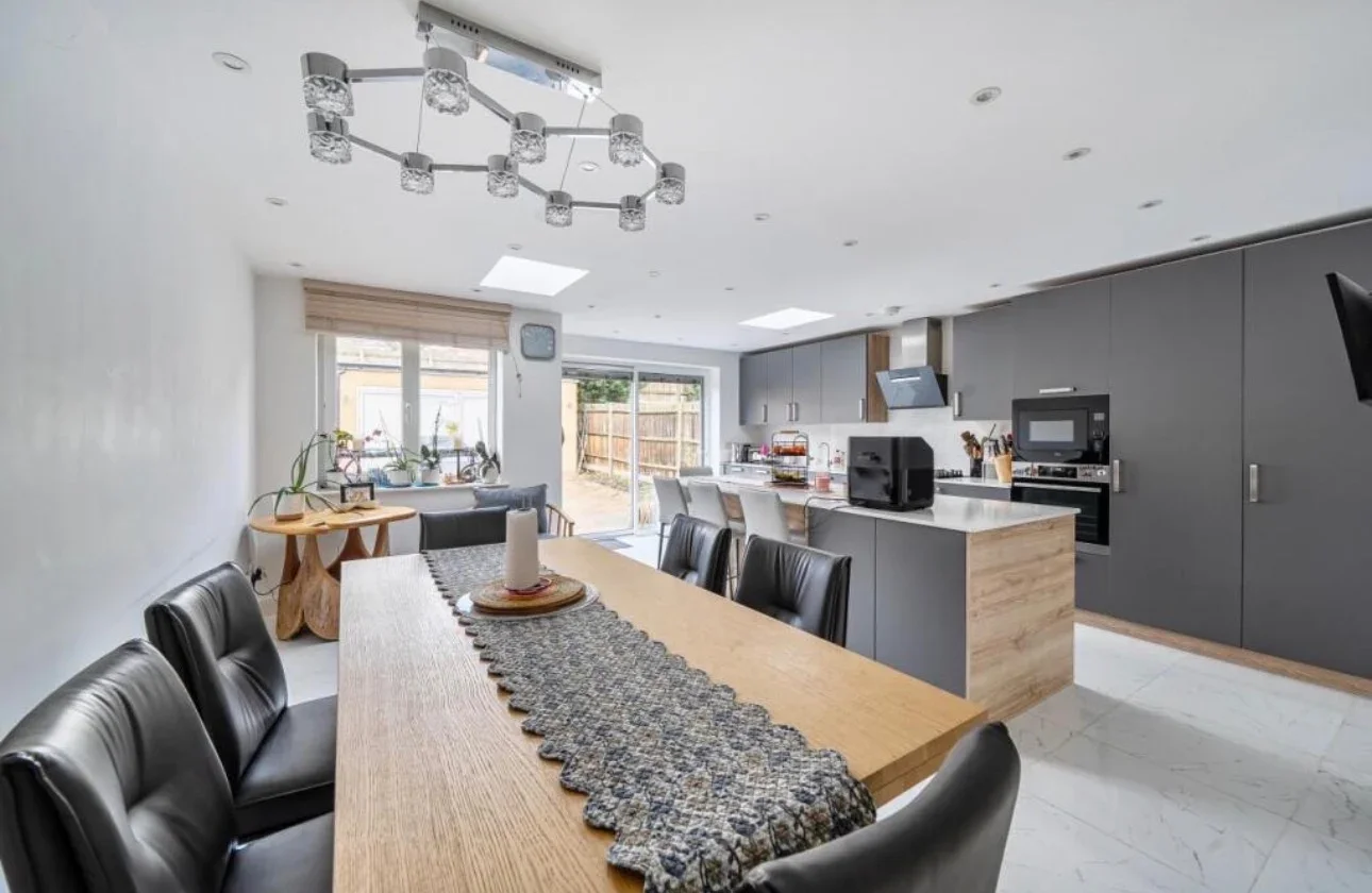 Room Goodhall Close in Greater London