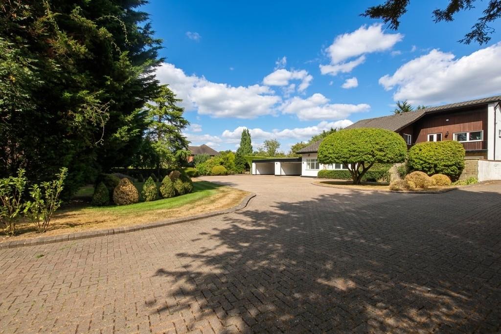 House Oxhey Lane in Greater London