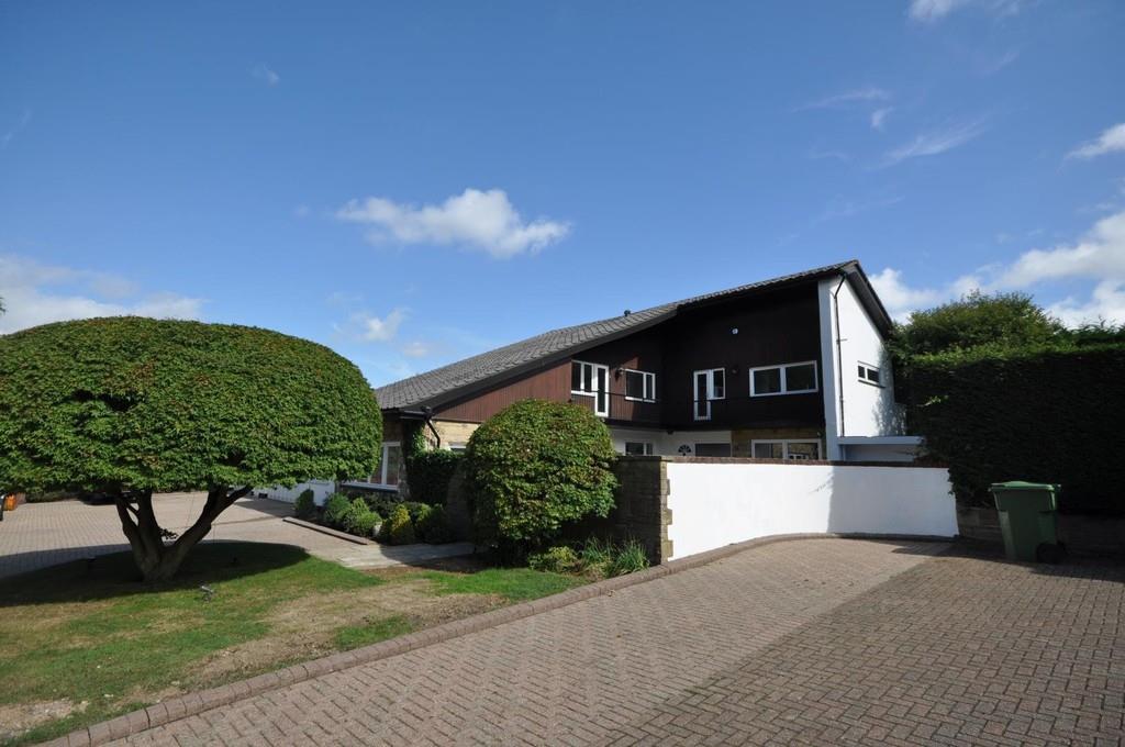 House Oxhey Lane in Greater London