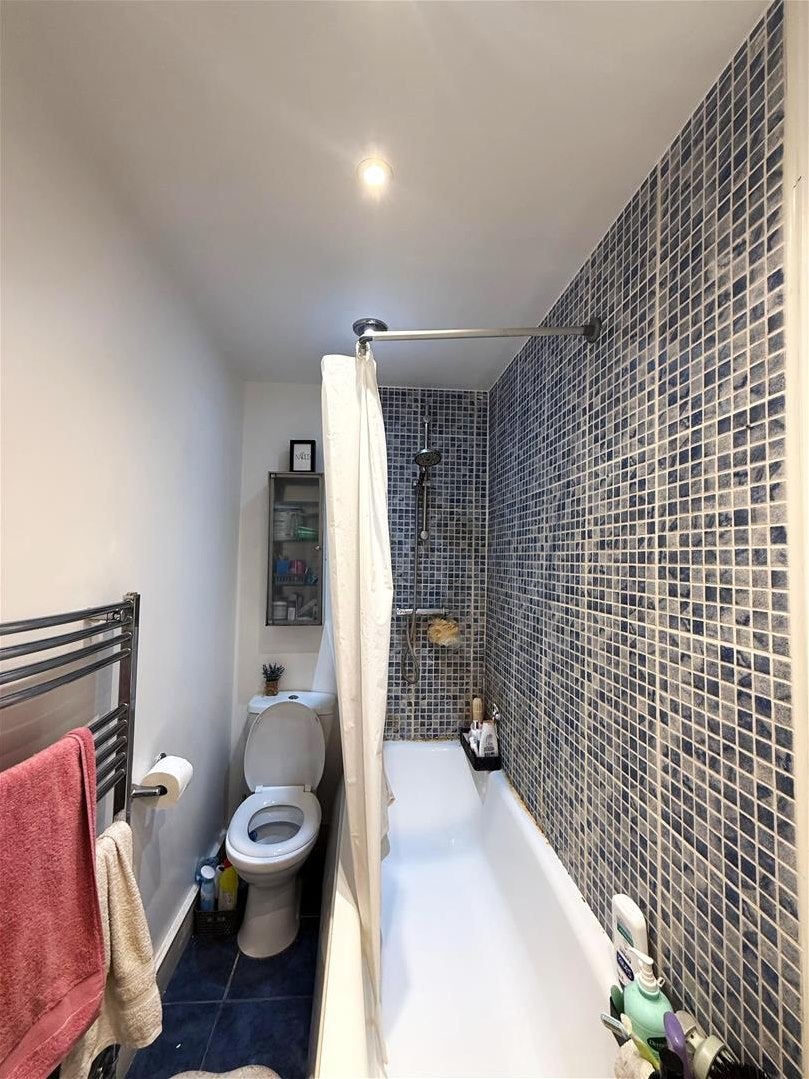 Flat Petley Road in Greater London