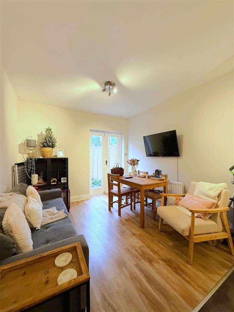 Flat Petley Road in Greater London