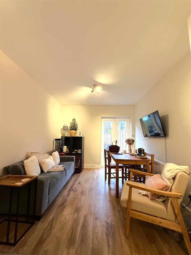Flat Petley Road in Greater London