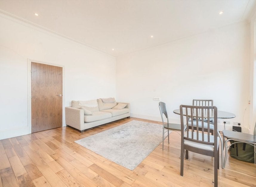Flat Castletown Road in Greater London