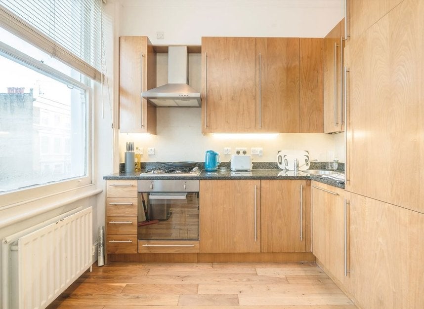 Flat Castletown Road in Greater London