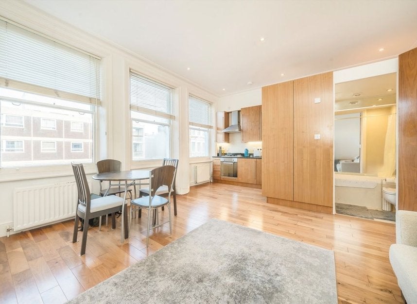 Flat Castletown Road in Greater London