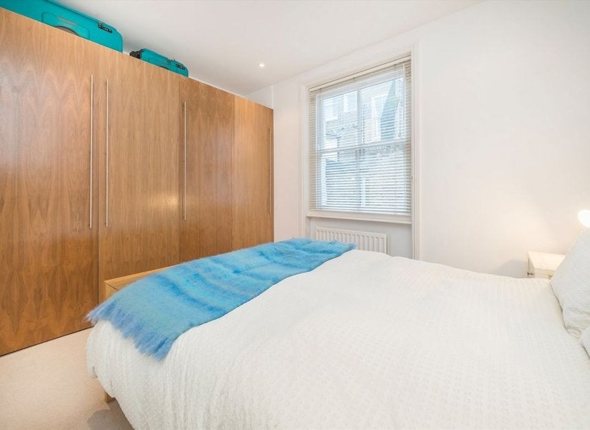 Flat Castletown Road in Greater London
