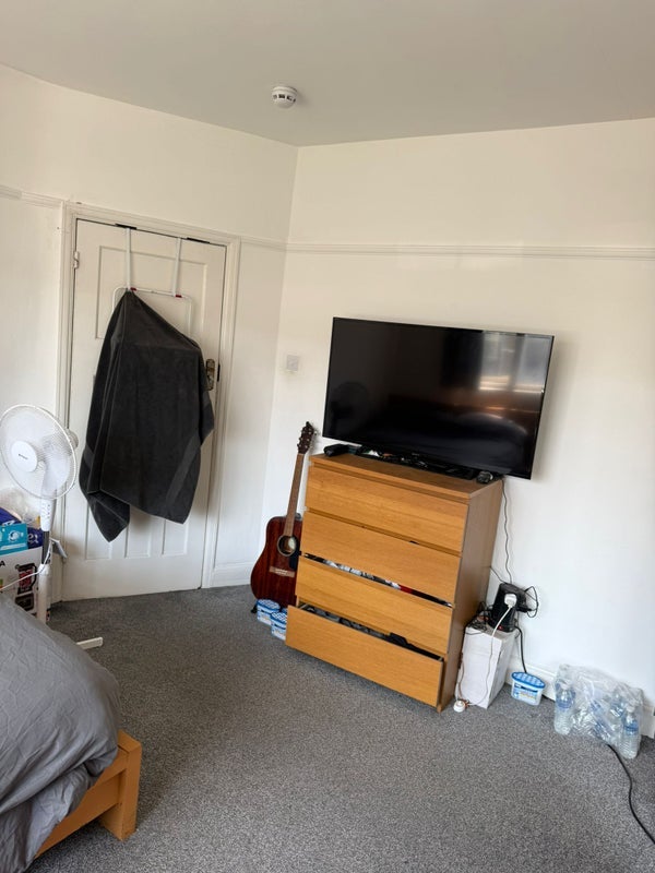 Room Tollington Road in Greater London