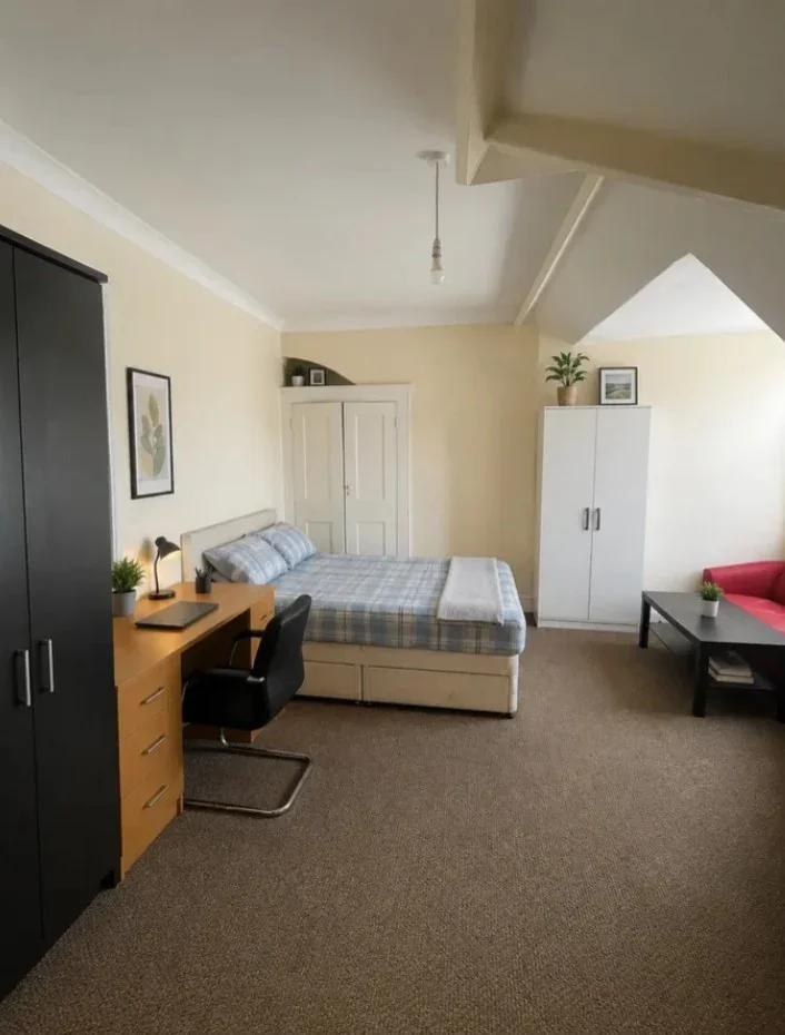 Flat Peacock Close in Greater London