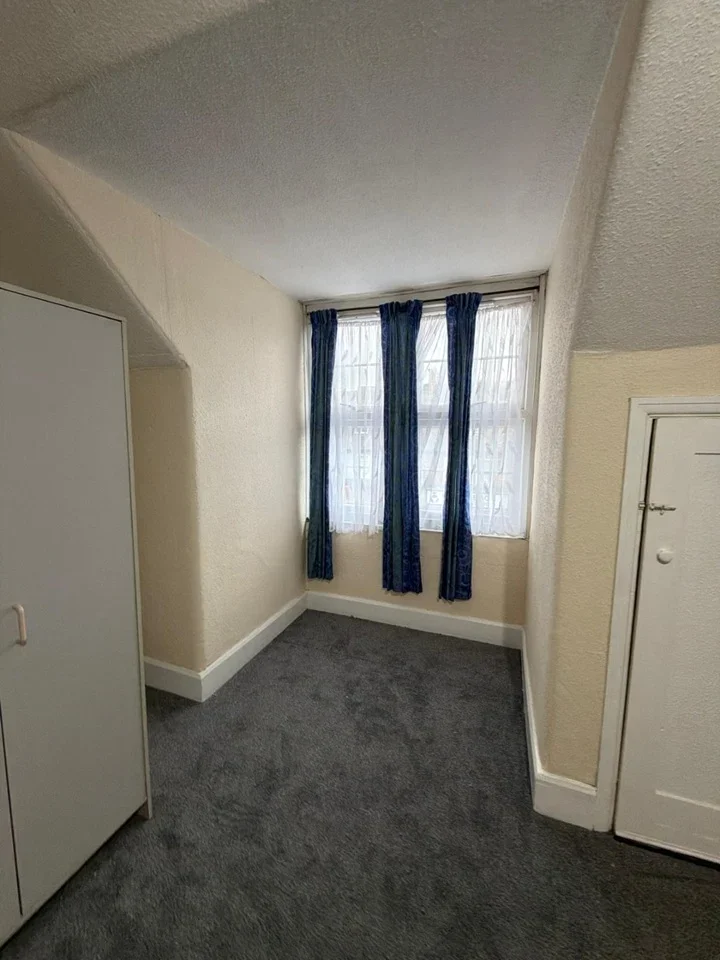 Flat Peacock Close in Greater London