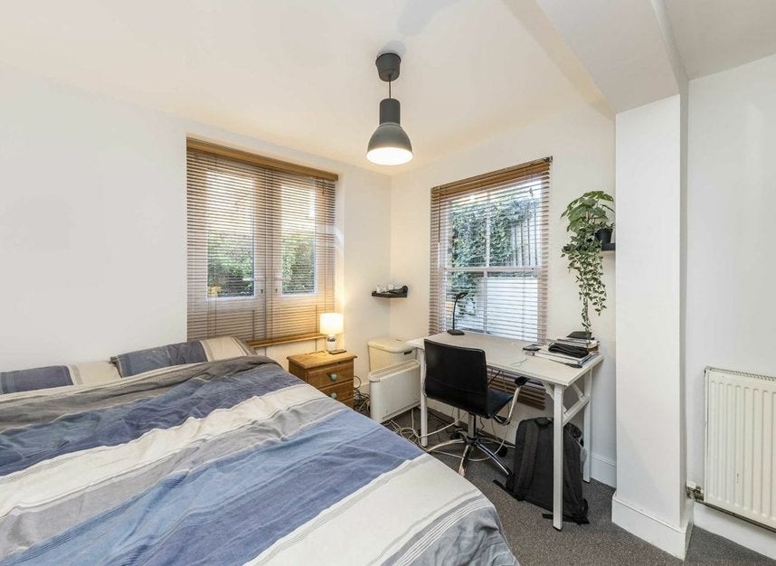 Flat Tintern Street in Greater London