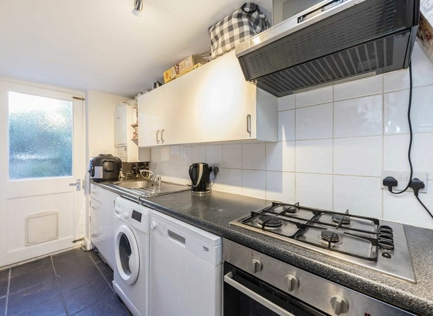 Flat Tintern Street in Greater London