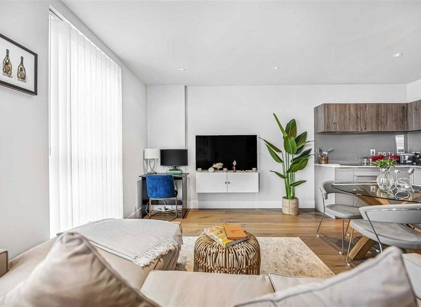 Flat Lockington Road in Greater London