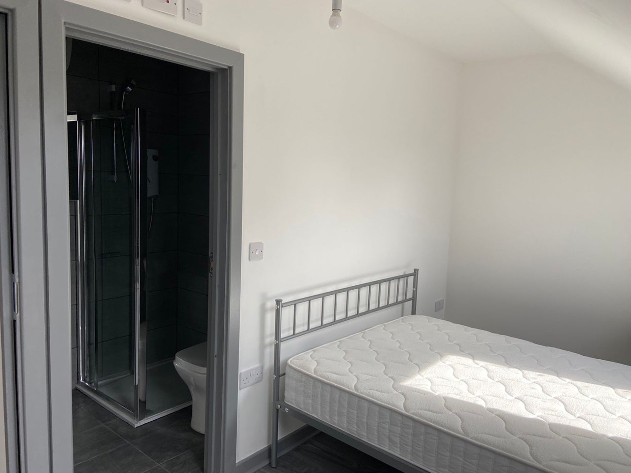 Room Wellington Road South in Greater London