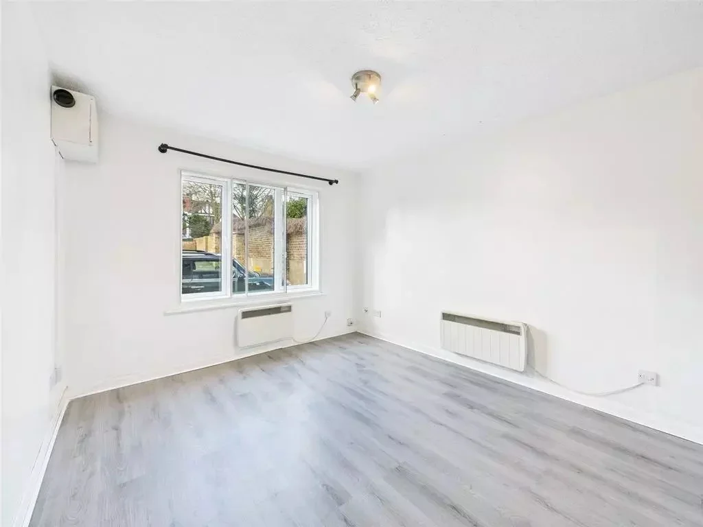 Flat London Road in Greater London