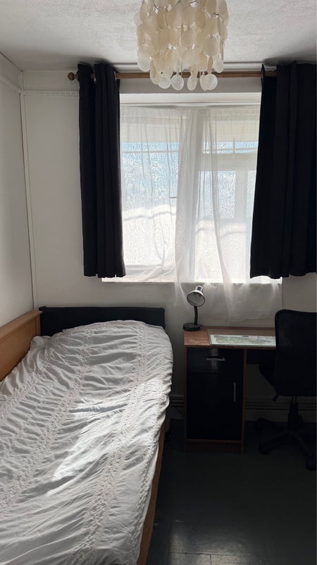 Room Leaside Road in Greater London