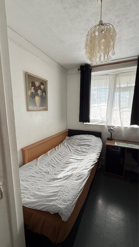 Room Leaside Road in Greater London