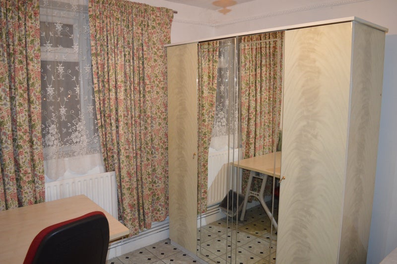 Room Leaside Road in Greater London