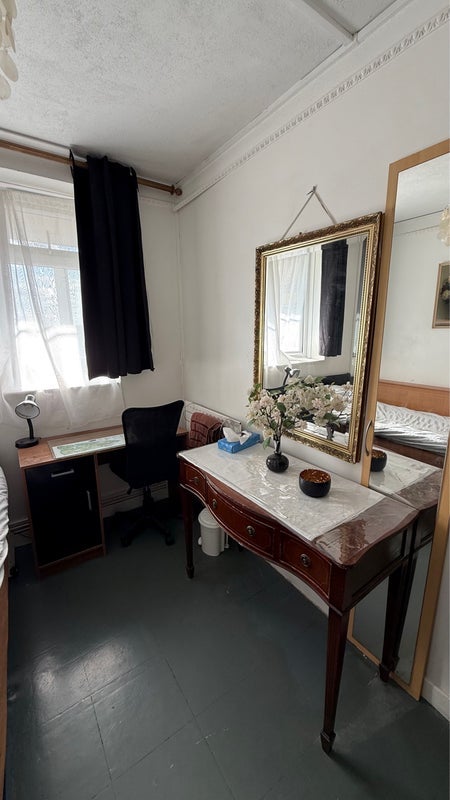 Room Leaside Road in Greater London