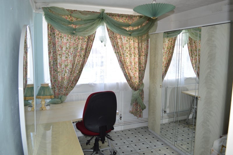 Room Leaside Road in Greater London