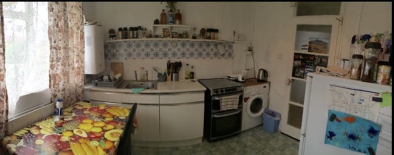 Room Leaside Road in Greater London