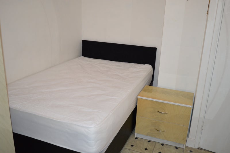 Room Leaside Road in Greater London