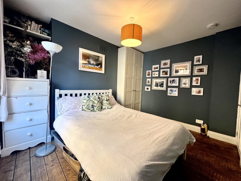 Flat Cleaver Street in Greater London