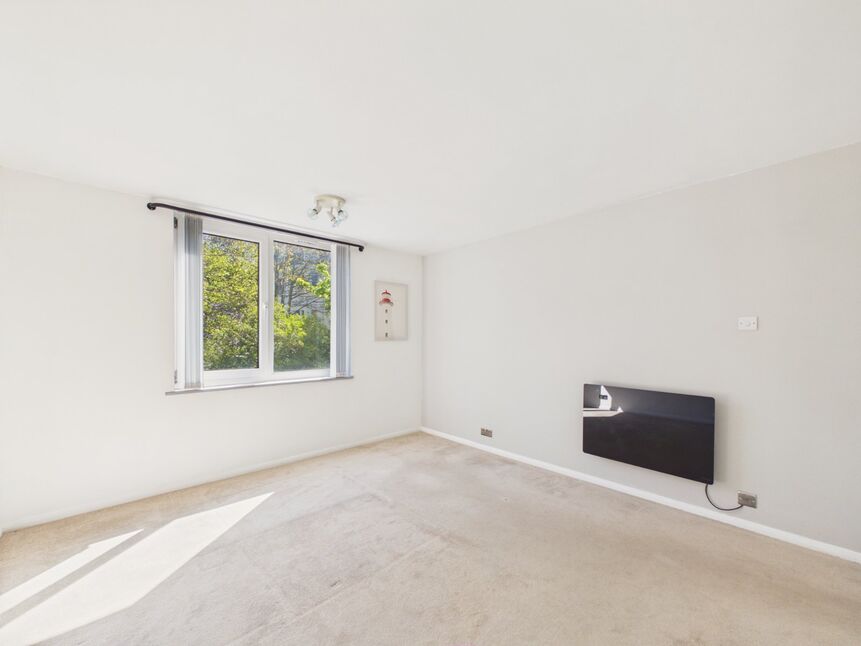 Flat Earls Avenue in Folkestone and Hythe District