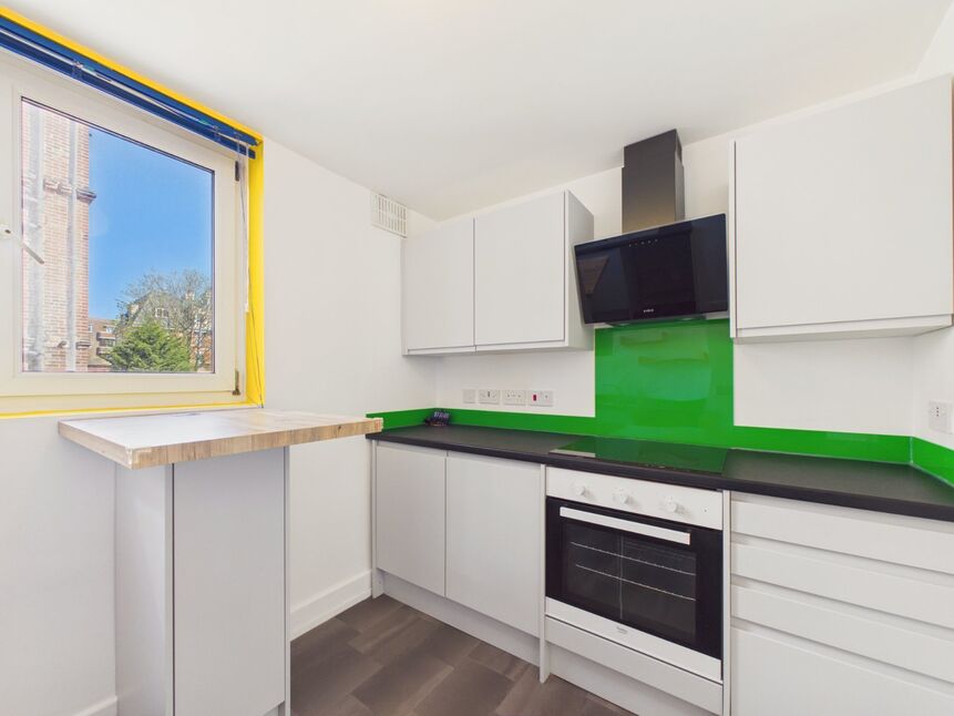 Flat Earls Avenue in Folkestone and Hythe District